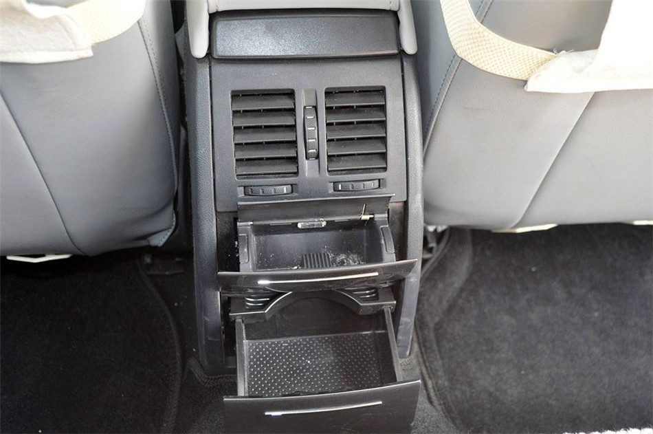 2013款 2.0L MT 逸杰版 座椅空间