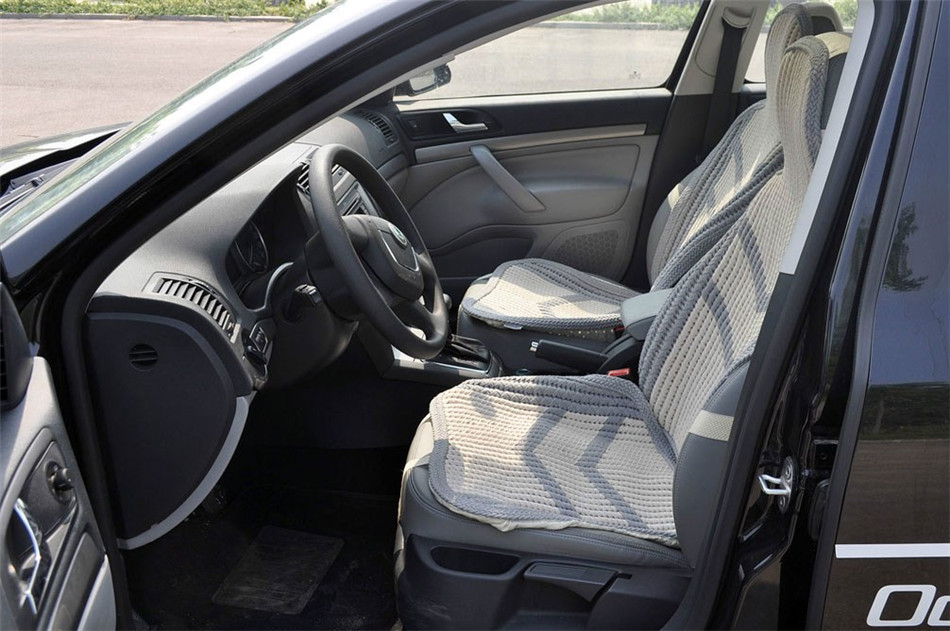 2013款 2.0L MT 逸杰版 座椅空间