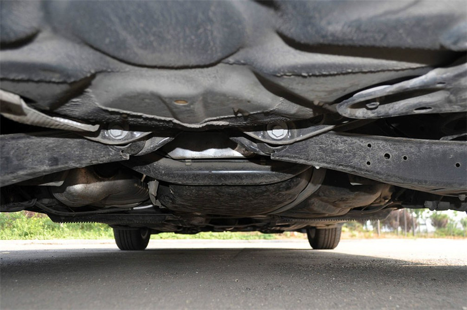 2013款 2.0L MT 逸杰版 引擎底盘