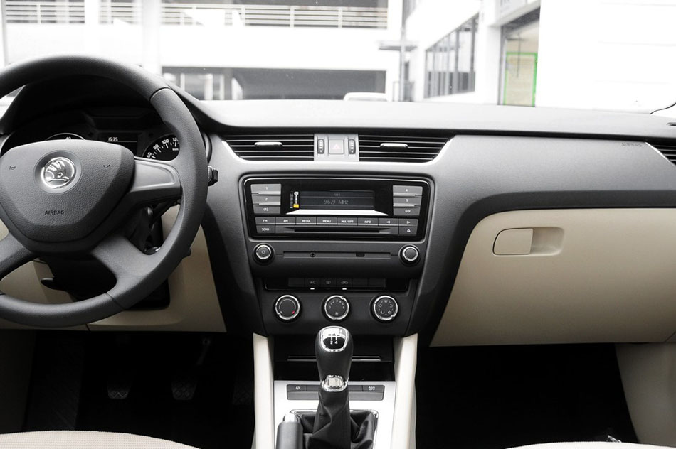 2015款 1.6L 手动逸杰版 内饰