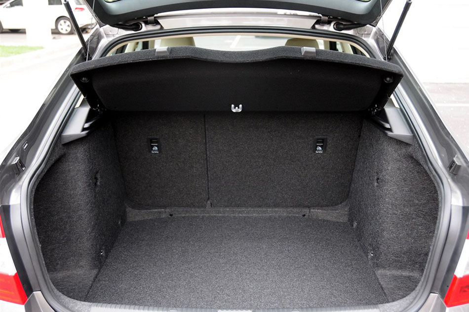 2015款 1.6L 手动逸杰版 座椅空间