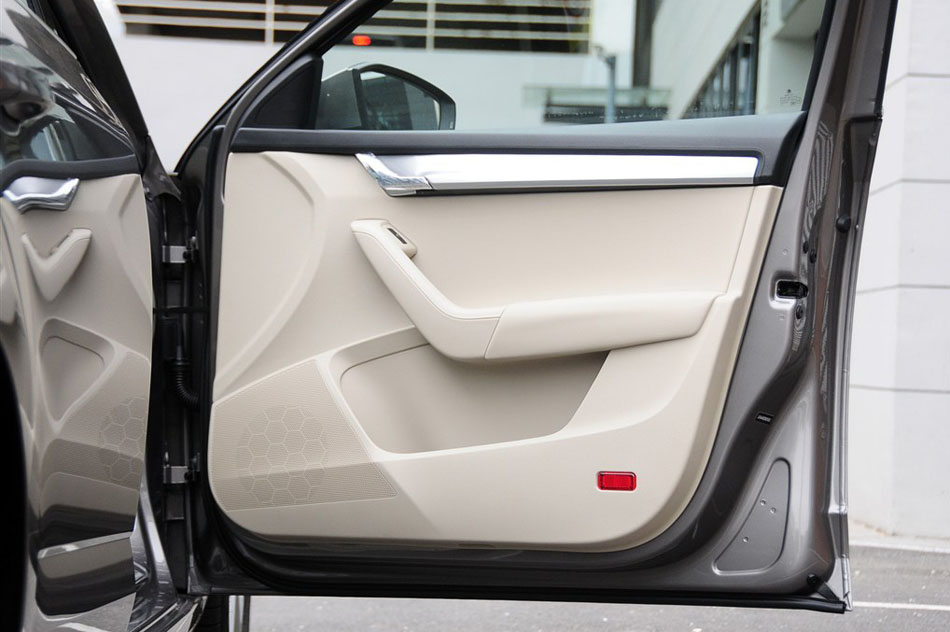 2015款 1.6L 手动逸杰版 座椅空间