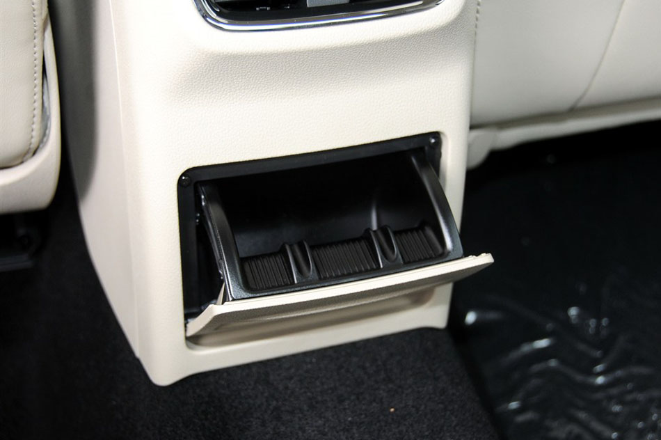 2015款 1.6L 手动逸杰版 座椅空间