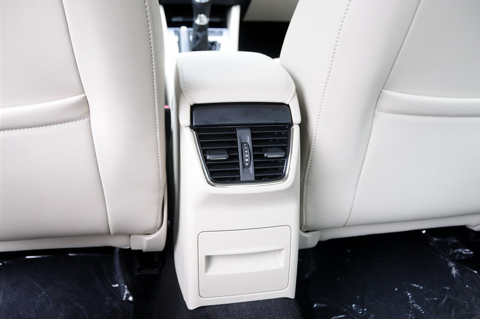 2015款 1.6L 手动逸杰版 座椅空间