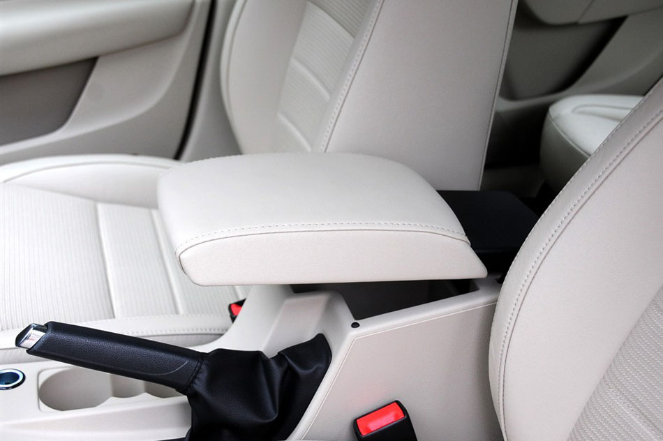 2015款 1.6L 手动逸杰版 座椅空间