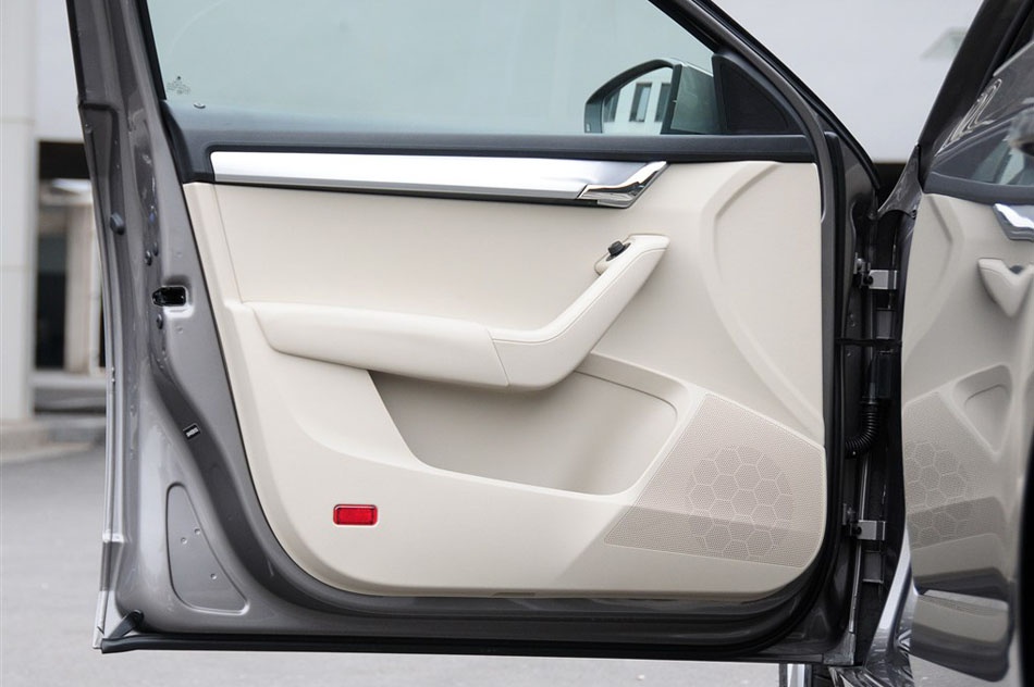 2015款 1.6L 手动逸杰版 座椅空间