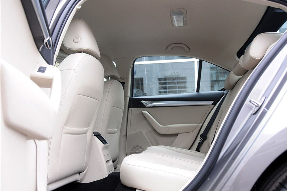 2015款 1.6L 手动逸杰版 座椅空间