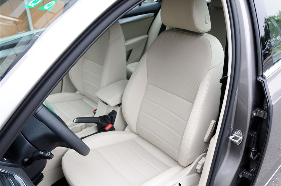 2015款 1.6L 手动逸杰版 座椅空间