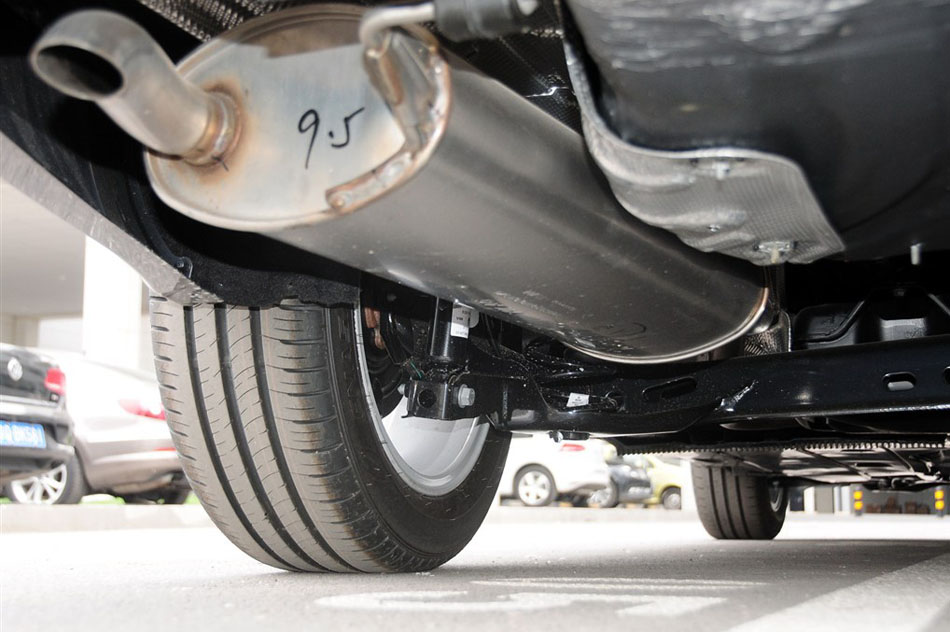 2015款 1.6L 手动逸杰版 引擎底盘