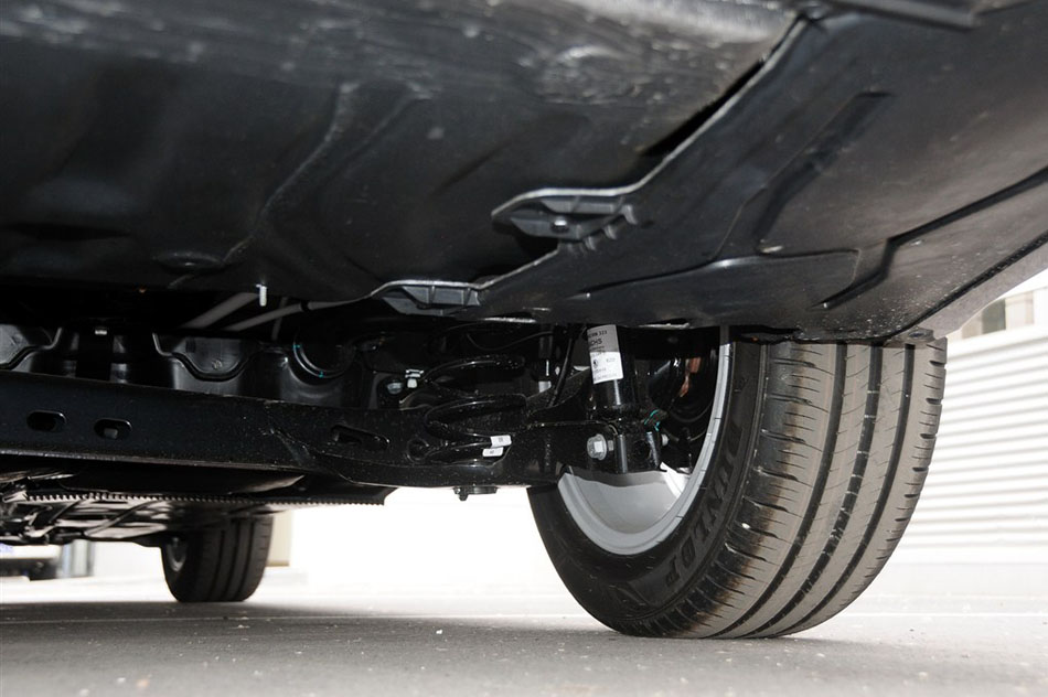 2015款 1.6L 手动逸杰版 引擎底盘