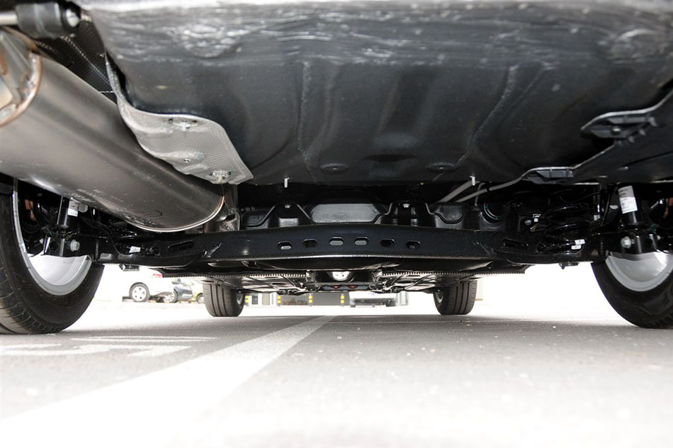 2015款 1.6L 手动逸杰版 引擎底盘