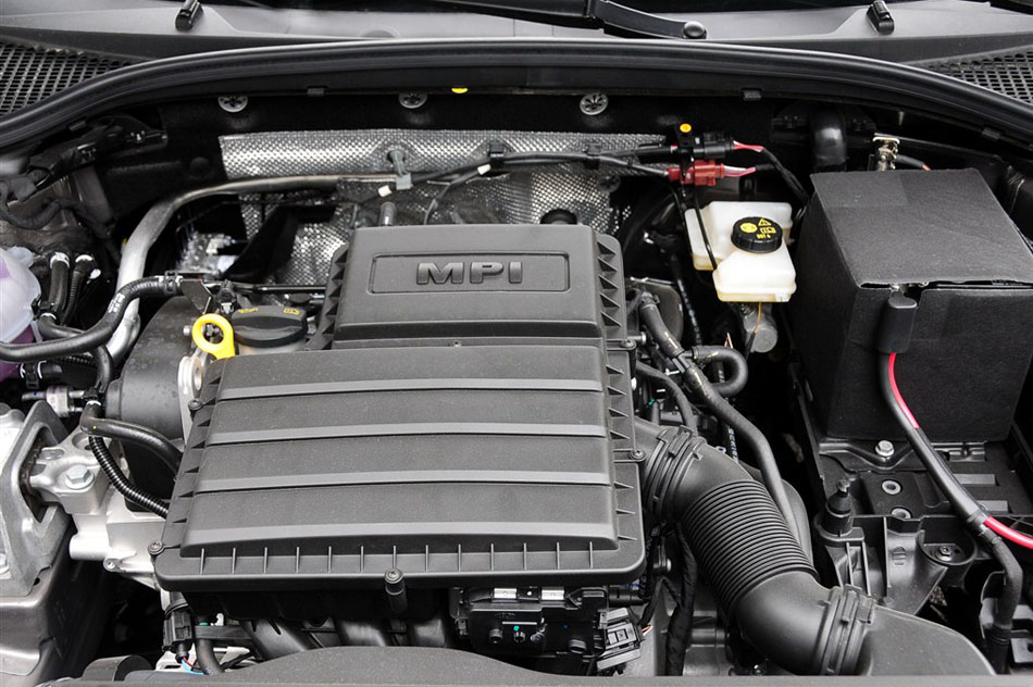 2015款 1.6L 手动逸杰版 引擎底盘