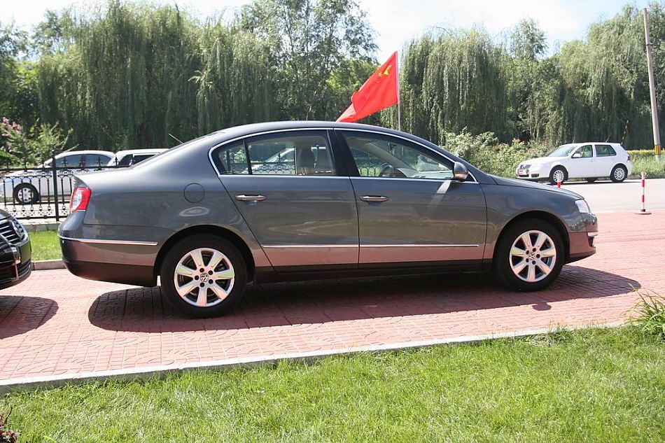 迈腾1.8TSI舒适型手动版外观