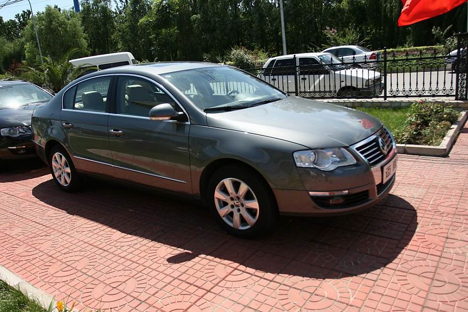 迈腾1.8TSI舒适型手动版外观