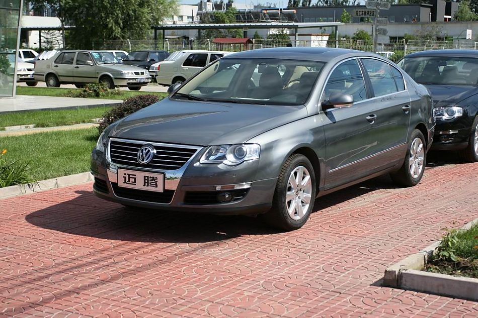 迈腾1.8TSI舒适型手动版外观