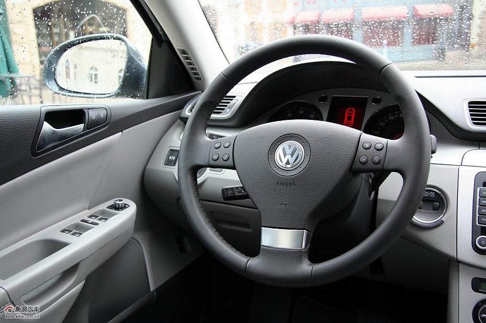 2011款迈腾2.0TSI内饰实拍
