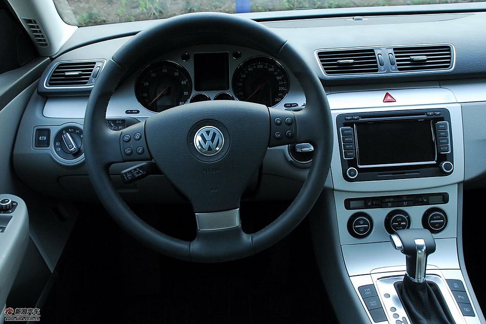 2011款迈腾试车实拍图-内饰