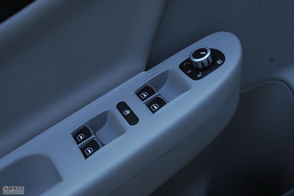 2011款迈腾试车实拍图-内饰