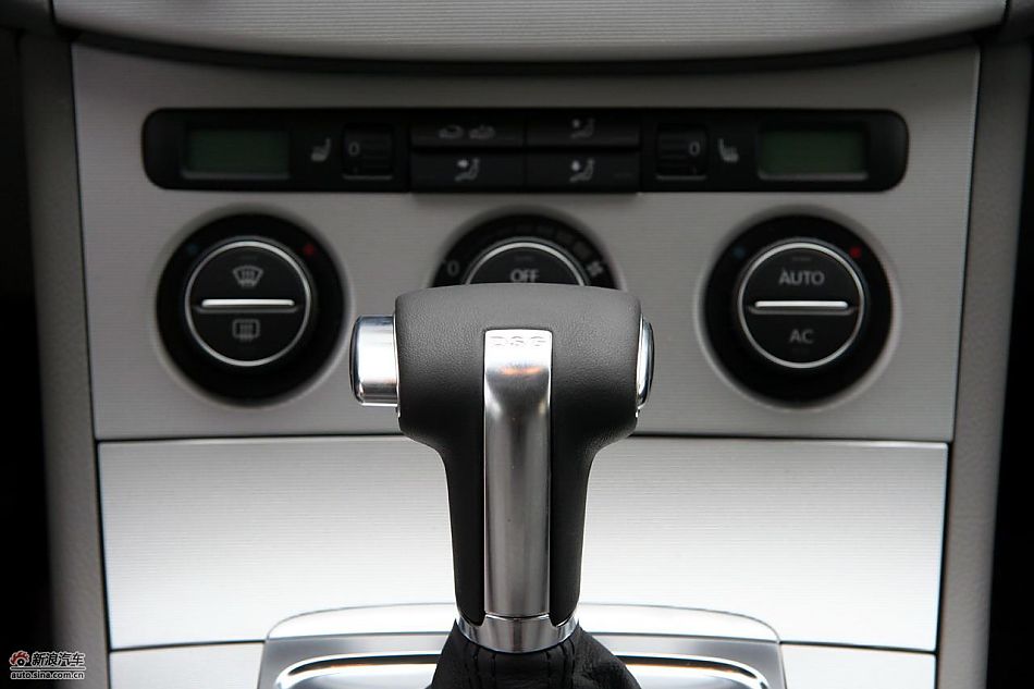 2011款迈腾2.0TSI内饰实拍