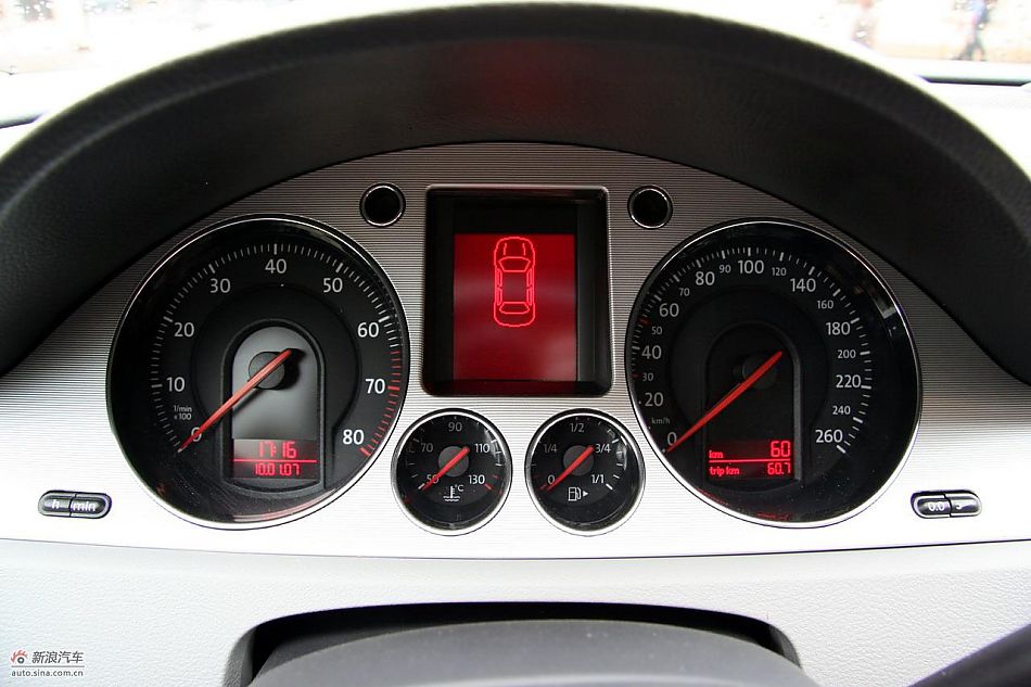 2011款迈腾2.0TSI内饰实拍