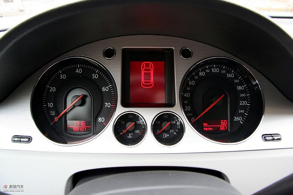 2011款迈腾2.0TSI内饰实拍