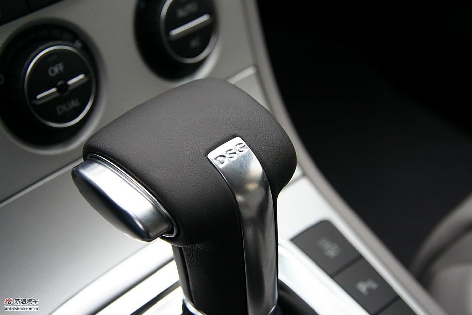 2011款迈腾2.0TSI内饰实拍