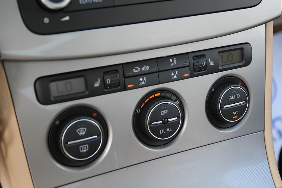 迈腾1.8TSI舒适型手动版内饰