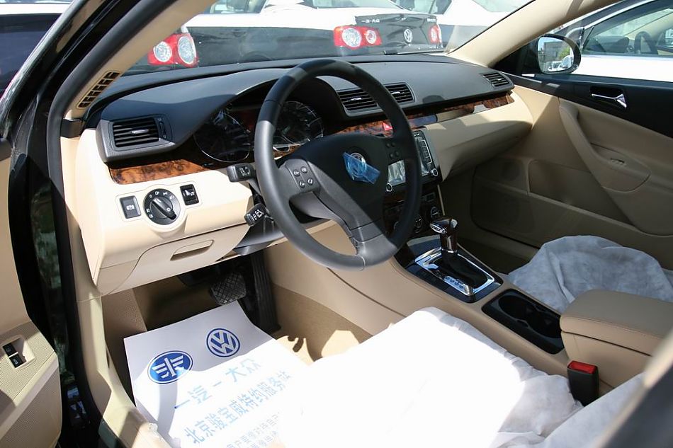 迈腾1.8TSI手自一体豪华型导航版内饰