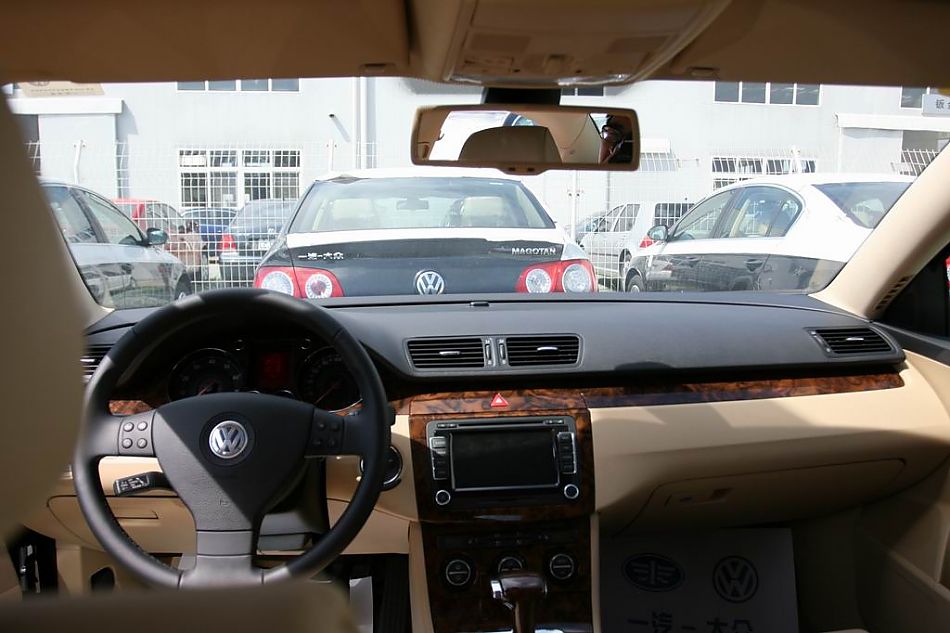 迈腾1.8TSI手自一体豪华型导航版内饰