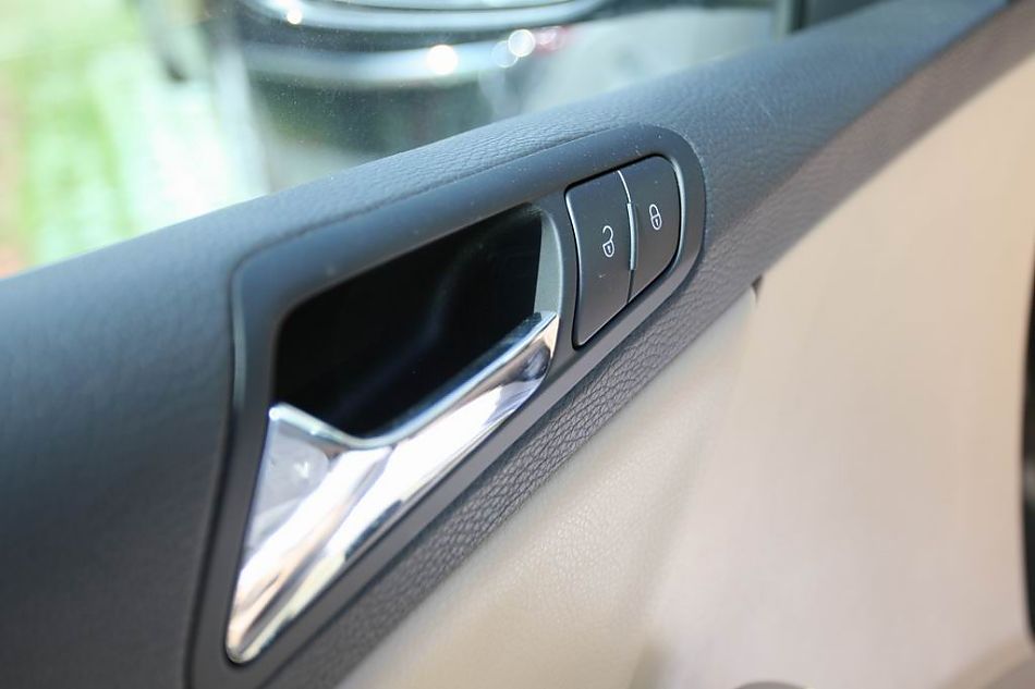 迈腾1.8TSI手自一体豪华型导航版内饰