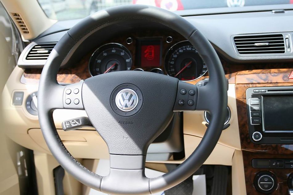 迈腾1.8TSI手自一体豪华型导航版内饰