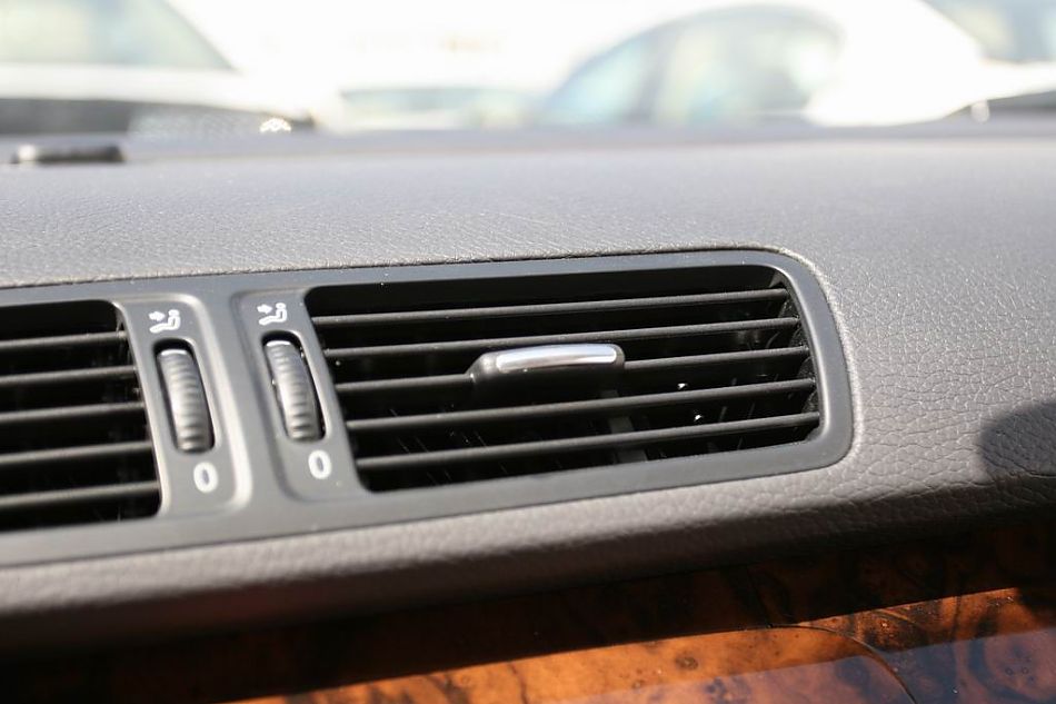 迈腾1.8TSI手自一体豪华型导航版内饰