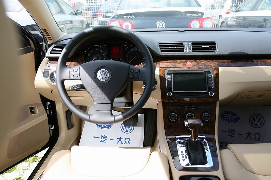 迈腾1.8TSI手自一体豪华型导航版内饰