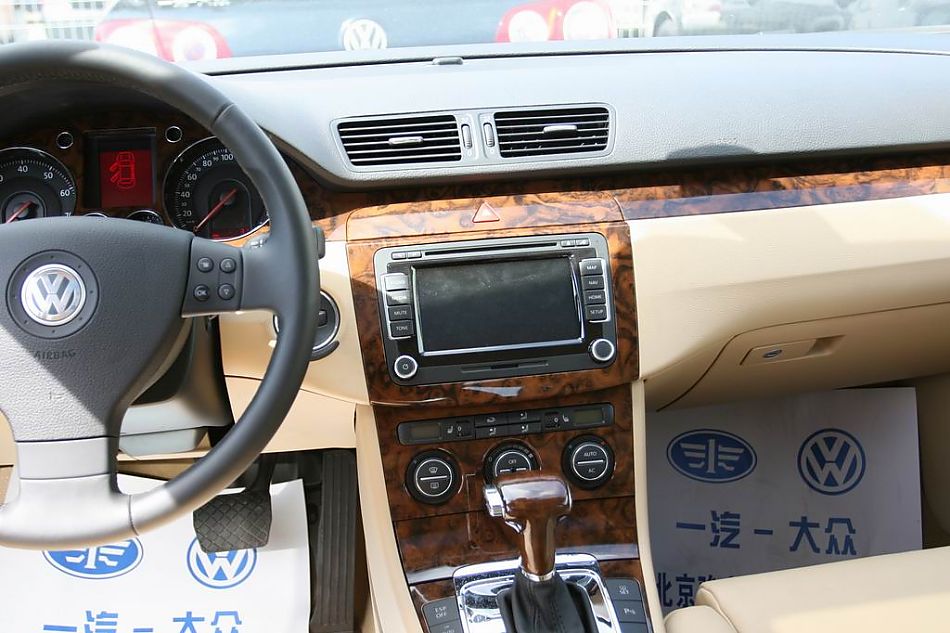 迈腾1.8TSI手自一体豪华型导航版内饰