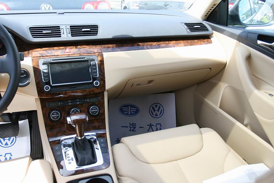 迈腾1.8TSI手自一体豪华型导航版内饰