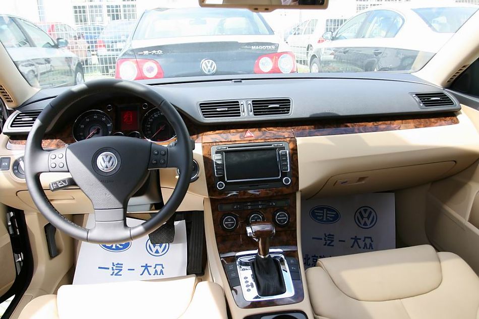 迈腾1.8TSI手自一体豪华型导航版内饰