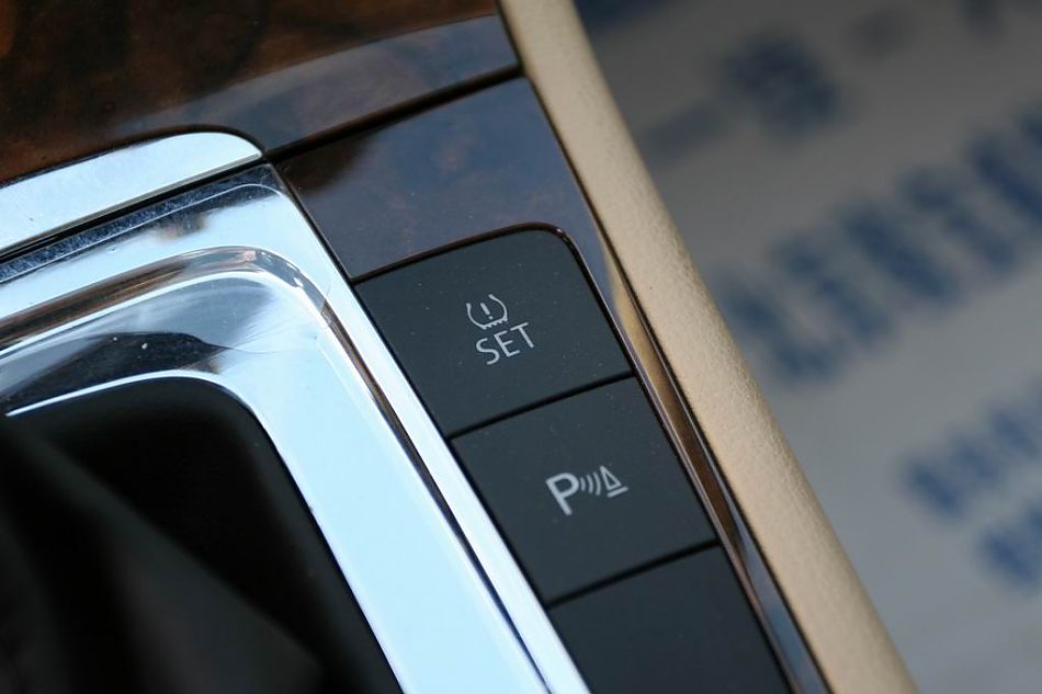 迈腾1.8TSI手自一体豪华型导航版内饰