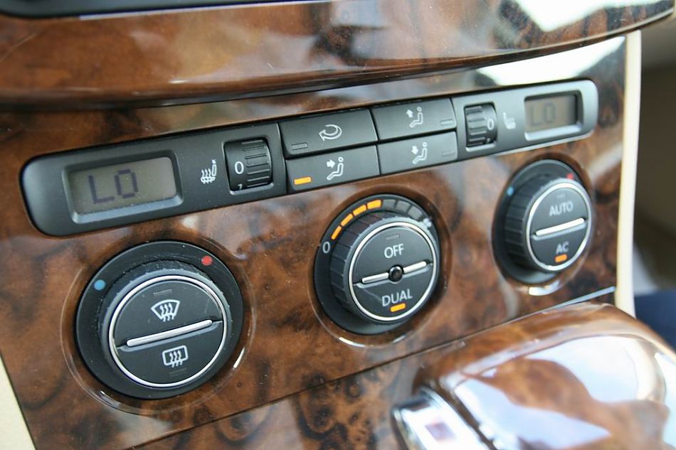 迈腾1.8TSI手自一体豪华型导航版内饰