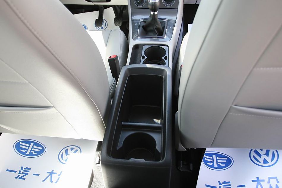 迈腾2.0标准型手动挡内饰图