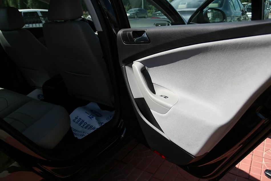 迈腾2.0标准型手动挡内饰图