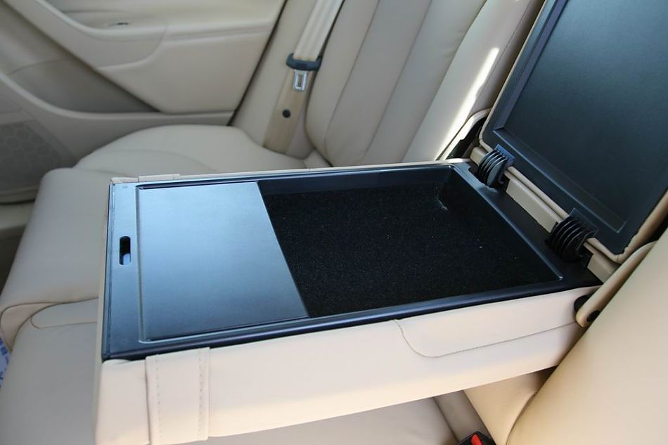 迈腾1.8TSI手自一体豪华型导航版内饰