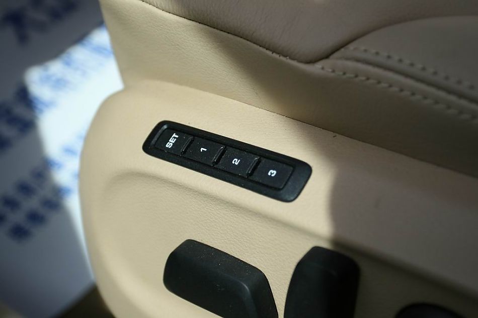 迈腾1.8TSI手自一体豪华型导航版内饰