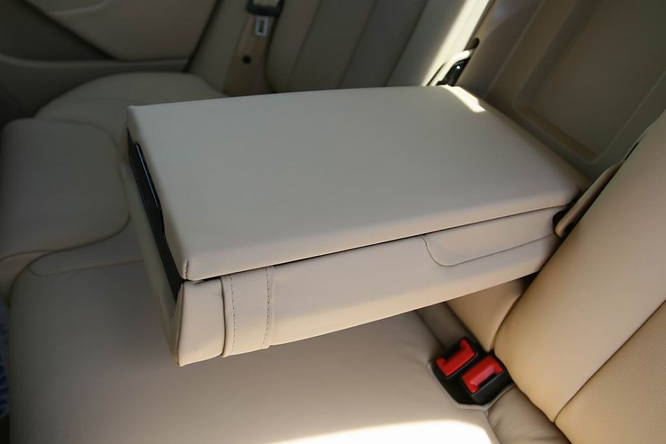 迈腾1.8TSI手自一体豪华型导航版内饰