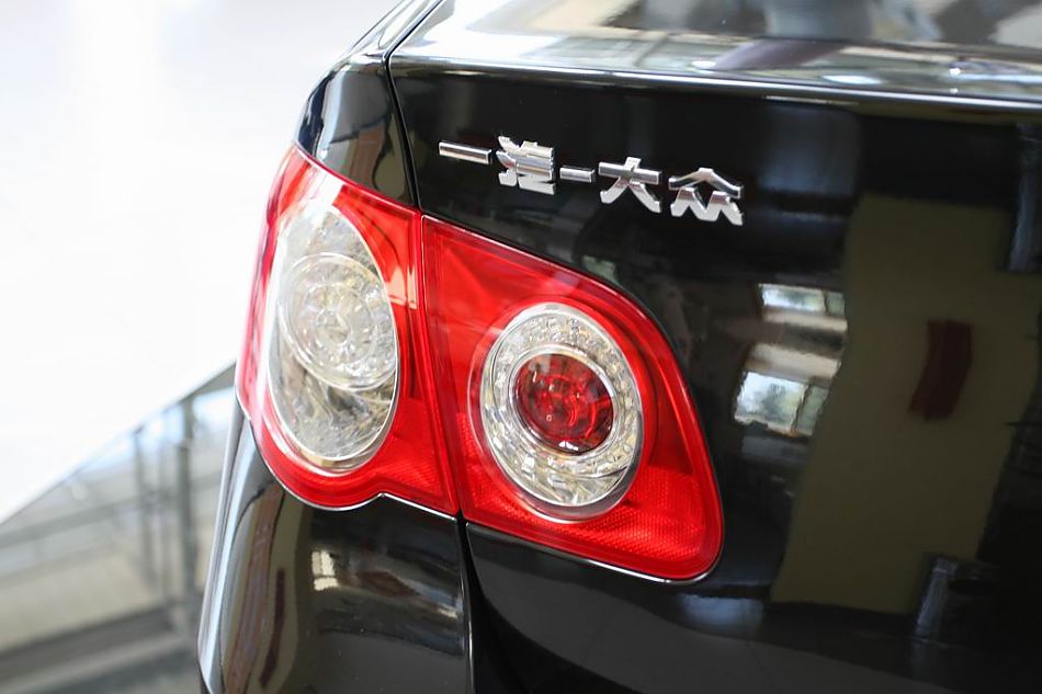 迈腾2.0TSI舒适型手自一体外观