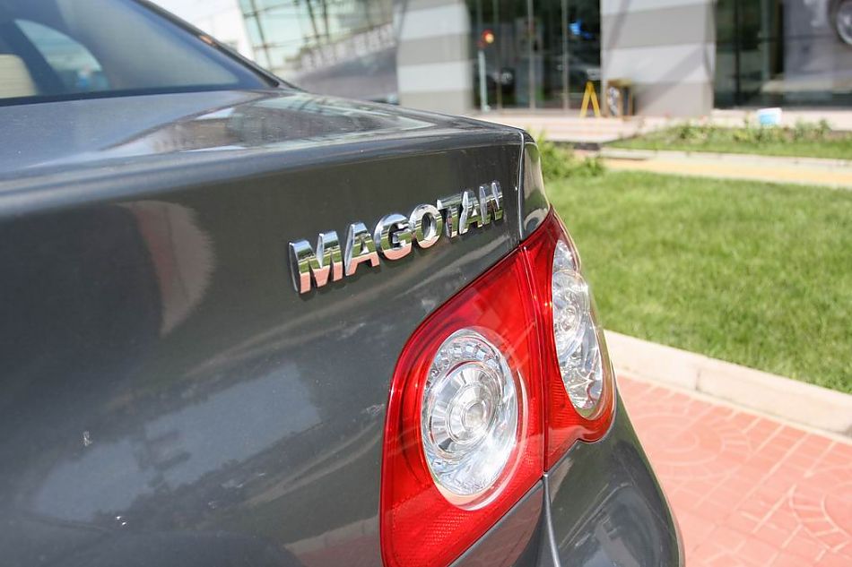 迈腾1.8TSI舒适型手动版外观