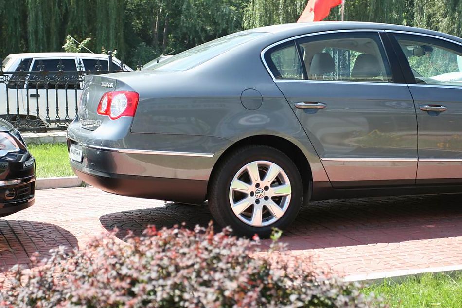 迈腾1.8TSI舒适型手动版外观