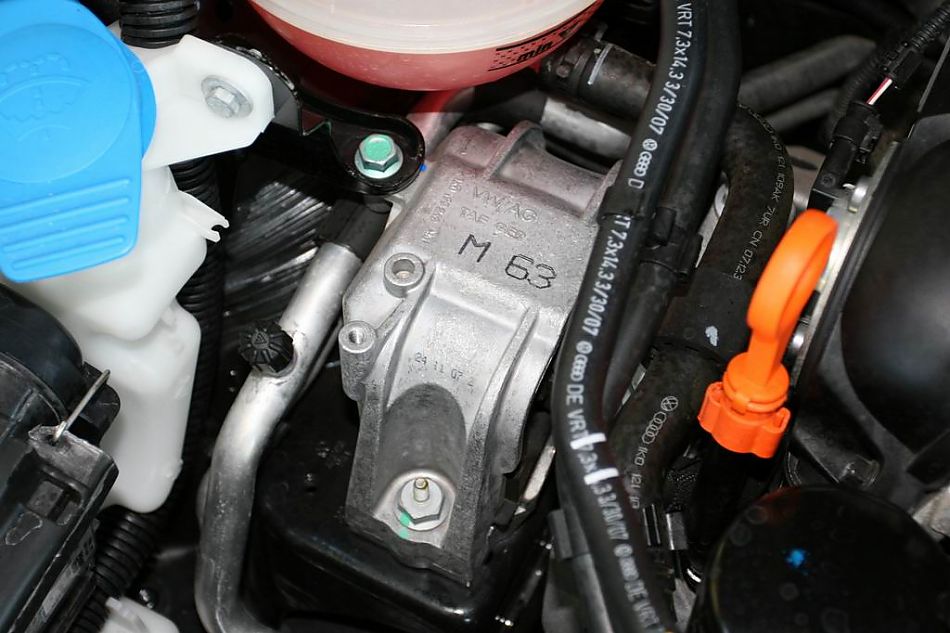 迈腾2.0TSI舒适型手自一体引擎细节