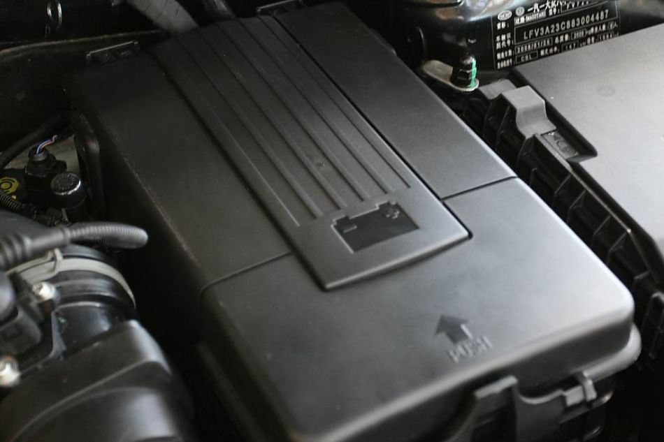 迈腾2.0TSI舒适型手自一体引擎细节