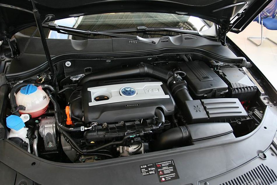 迈腾2.0TSI舒适型手自一体引擎细节