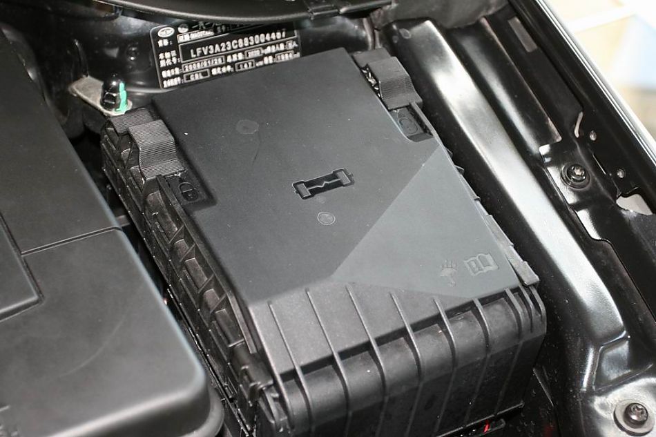 迈腾2.0TSI舒适型手自一体引擎细节